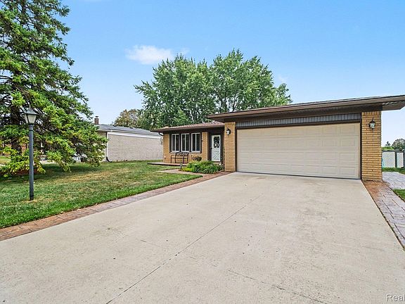 2nd image of 38218 Douglas Dr