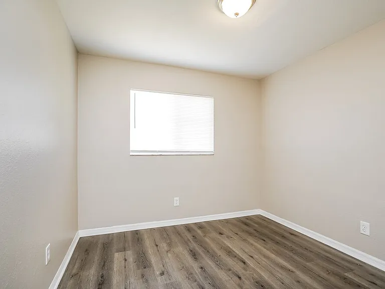 706 SW 11th St — Photo 14