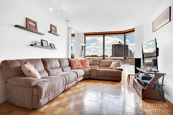 Rented by City Connections Realty | media 3