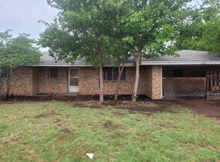 115 N Crescent Dr, Electra, TX 76360
