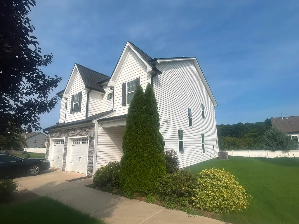 4 bed, 2.5 bath, 2325 sqft, $2,430 — Photo 2