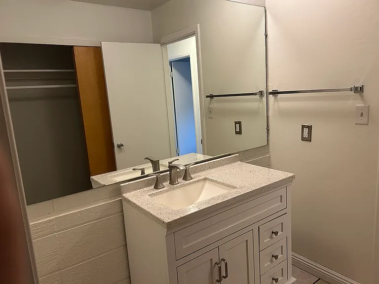 380 Riverfront Dr #B — Photo 17