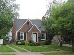 1761 Hampton Rd, Grosse Pointe Woods, MI 48236