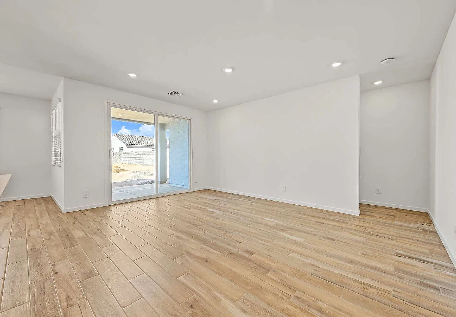 4 bed, 3.0 bath, 2151 sqft, $2,395 — Photo 4