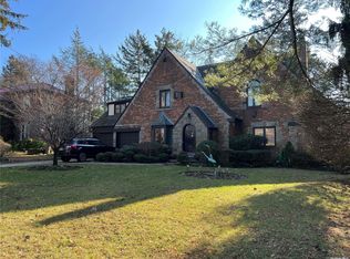 8 William Penn Rd, Great Neck, NY 11023