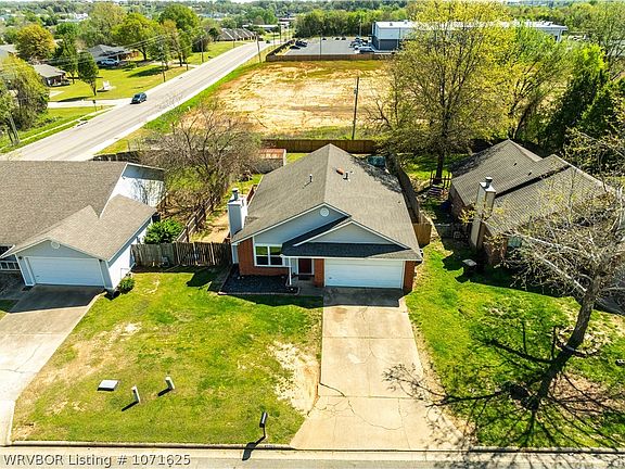 4th image of 1920 N Hills Blvd