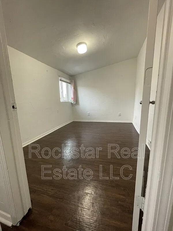 3 bed, 1.0 bath, $600 — Photo 4