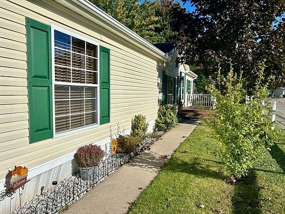 2nd image of 572 Shadybrook Cir W