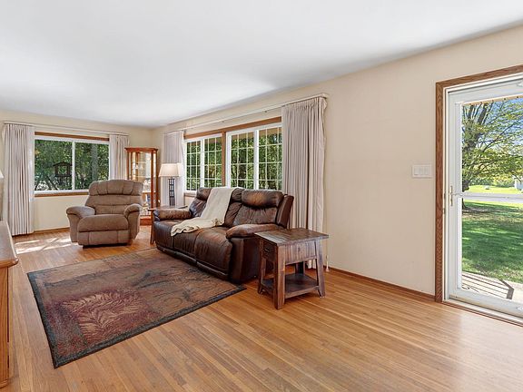 4th image of 2019 Meadow Hill Dr