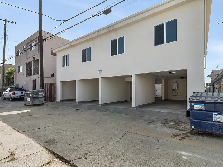 1827 E 4th St #18 — Photo 46