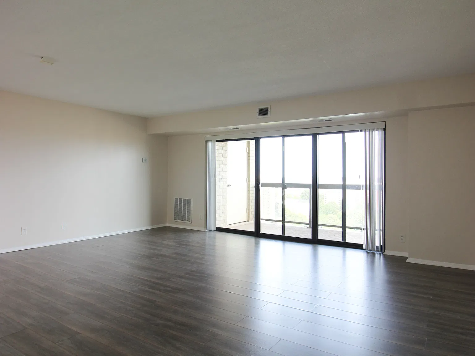 307 Yoakum Pkwy — Photo 2