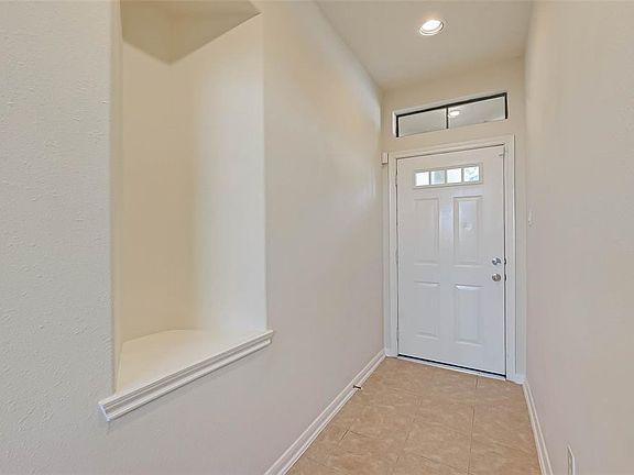 Nice entry way with Art Niche