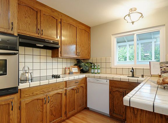 5th image of 1102 Kelly Dr