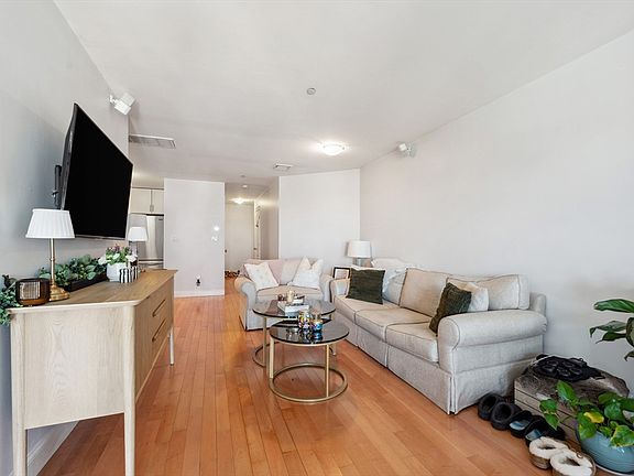 3rd image of 312-320 W 3rd St #305