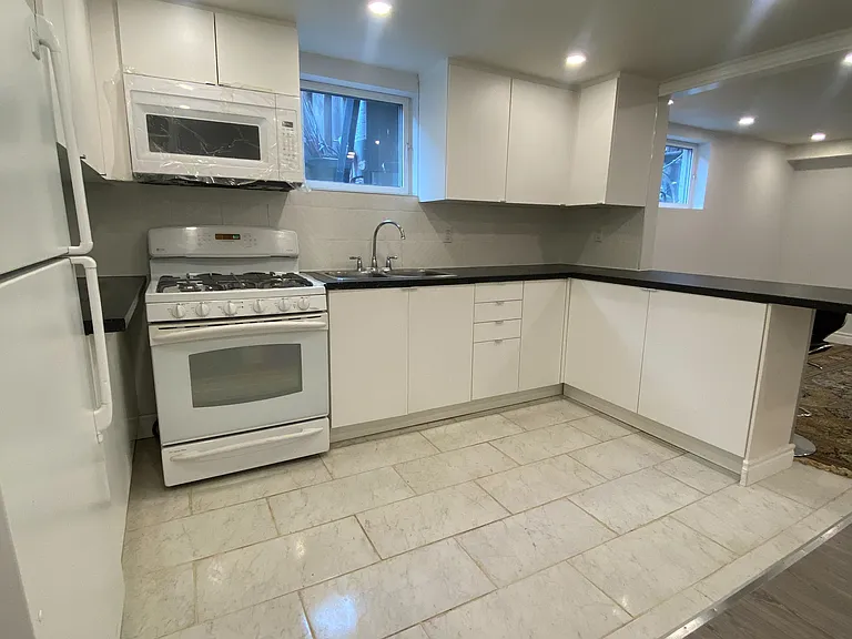 135 Bonham Blvd #BASEMENT — Photo 18
