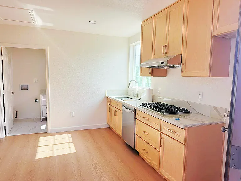 631 E Chester Rd — Photo 4
