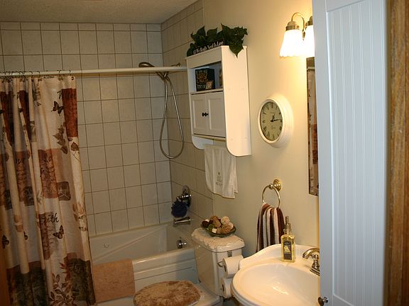4th image of 801 Leisure Ln
