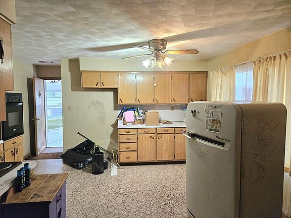 2nd image of 906 Cedar St