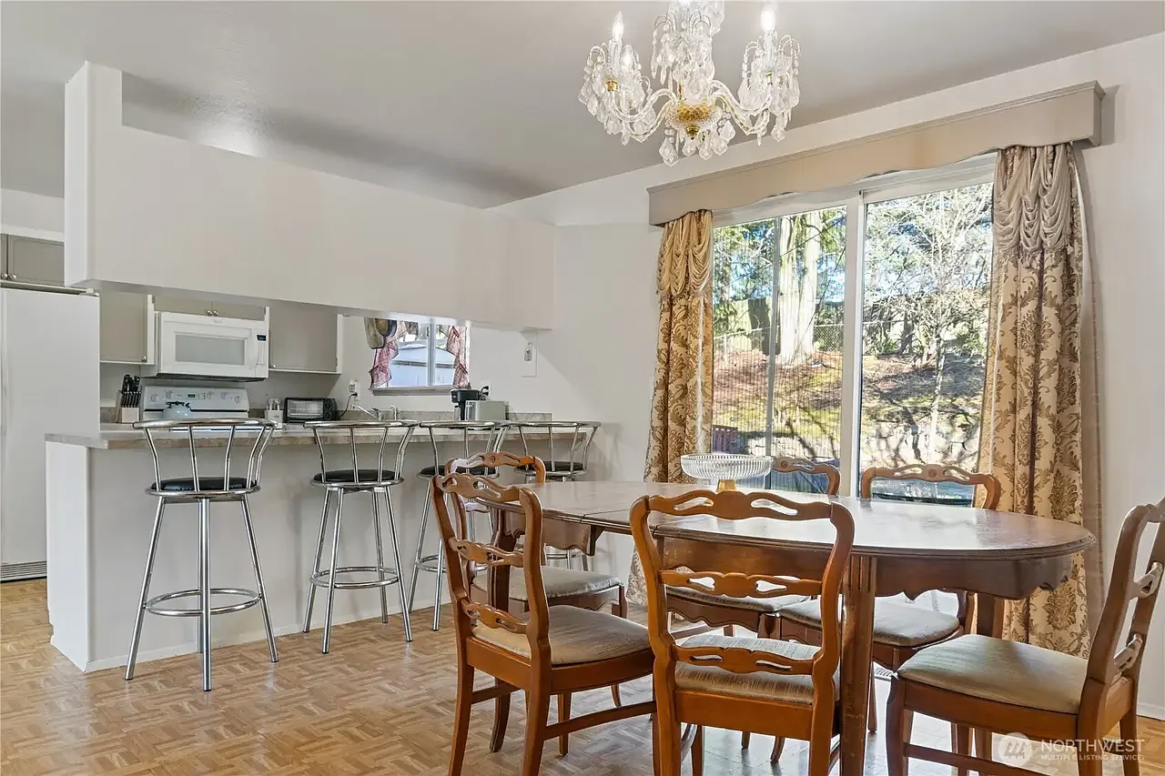 8 bed, 2880 sqft, $900 — Photo 2
