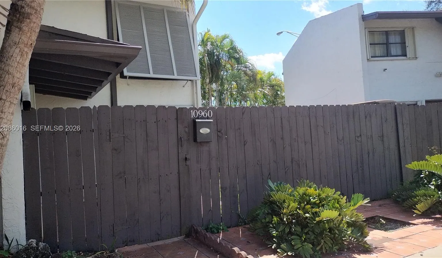 Snapper Creek Townhouse S — Photo 1
