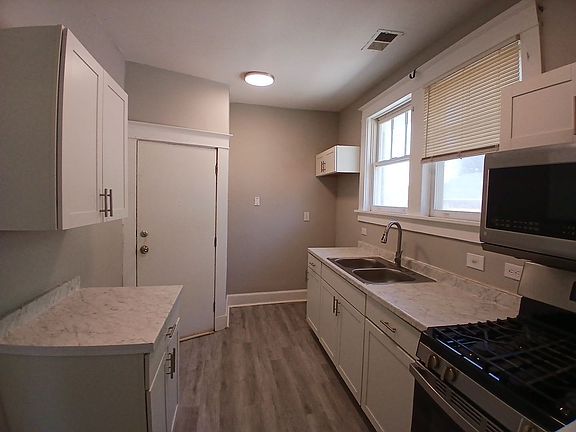 4th image of 525 N Waldran Blvd APT 3