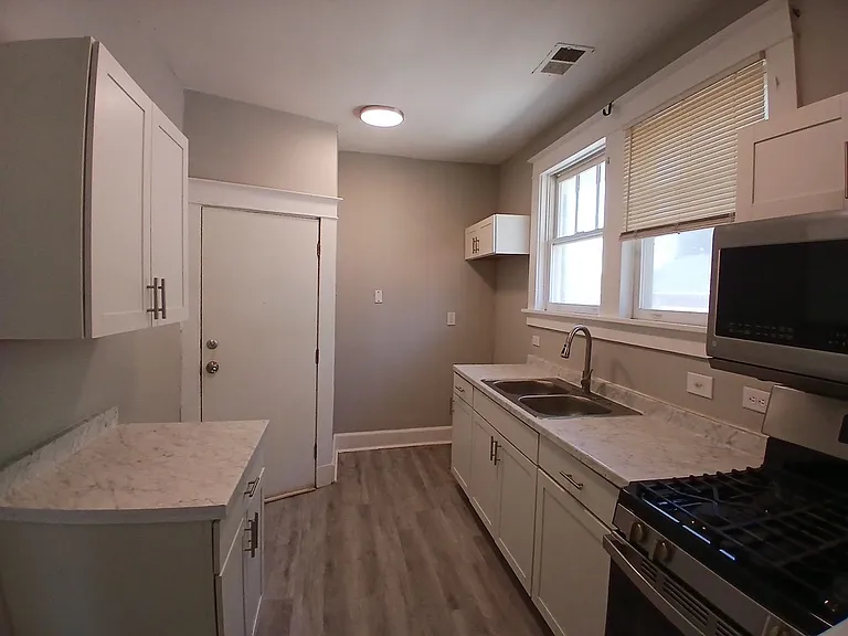 525 N Waldran Blvd #3 — Photo 4