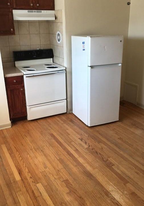 2nd image of 2351 W 72nd St