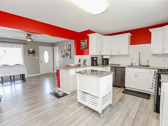 3rd image of 15 Paula Dr
