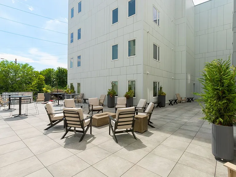 Graduate Pointe — Photo 224