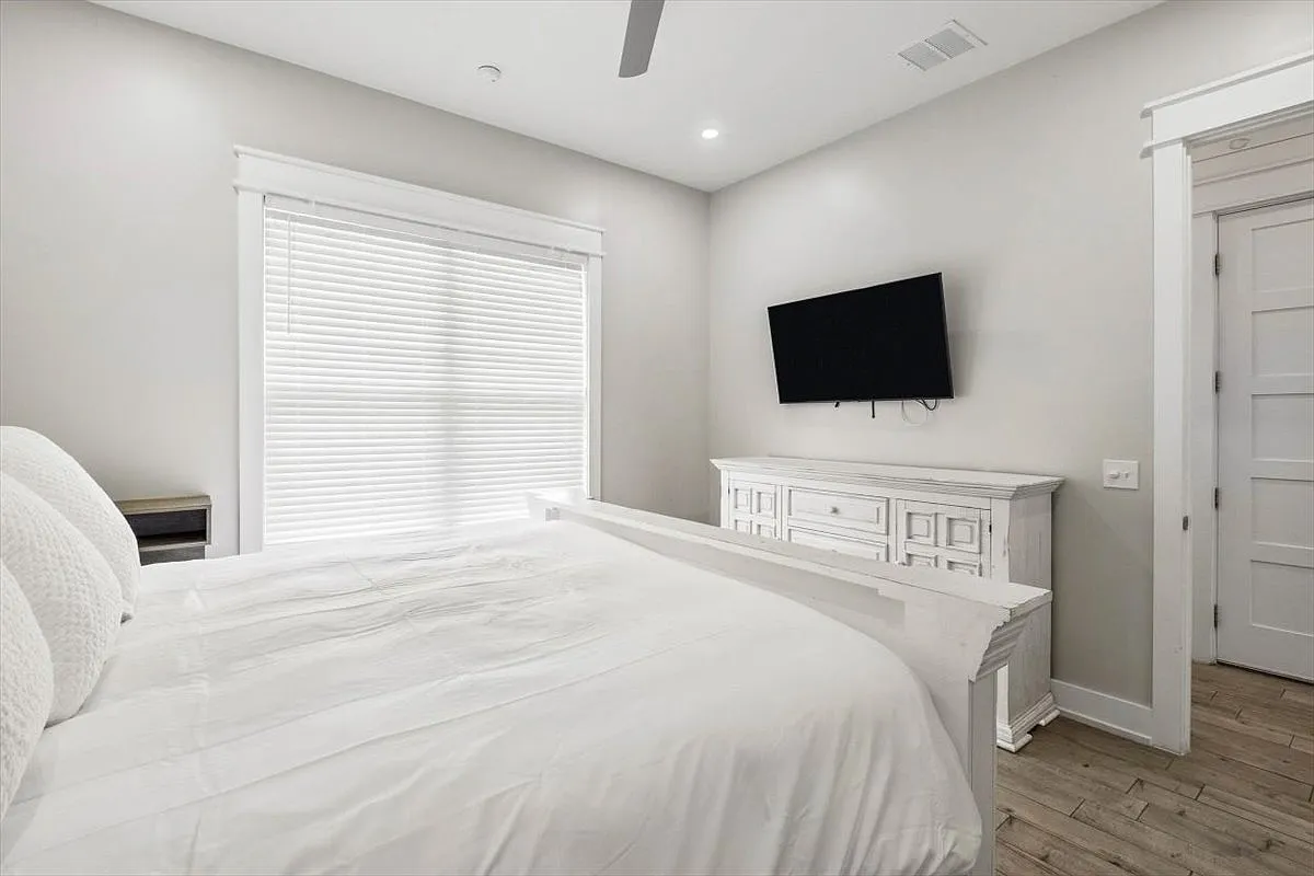 8 bed, 3945 sqft, $30,000 — Photo 4