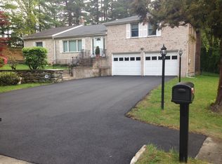6 Country Club Dr, Lynnfield, MA 01940