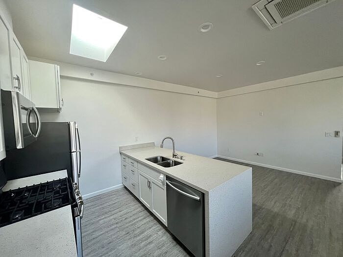 1st image of 4540 Ingraham St #D4