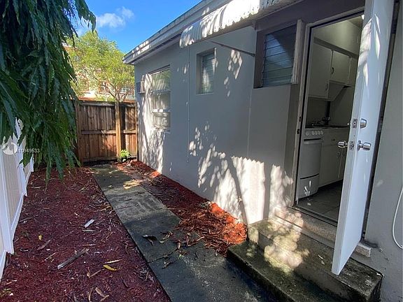 2nd image of 618 NE 8th Ave #1-5
