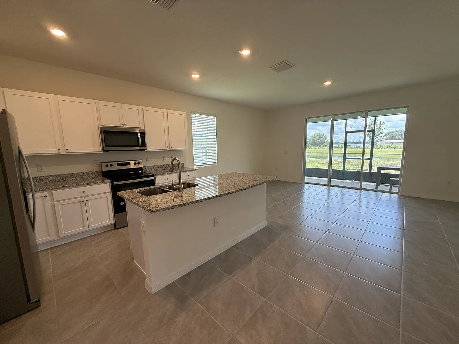 3 bed, 2.5 bath, 1740 sqft, $1,975 — Photo 3