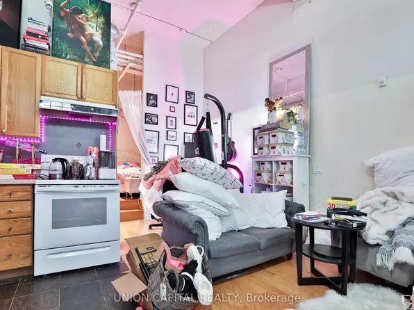 71 McCaul St #143, Toronto, ON M5T 2X1
