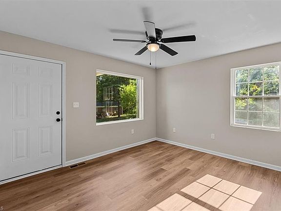 3rd image of 2607 Vickers Ave