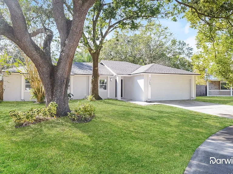 1349 Paradise Ln — Photo 2
