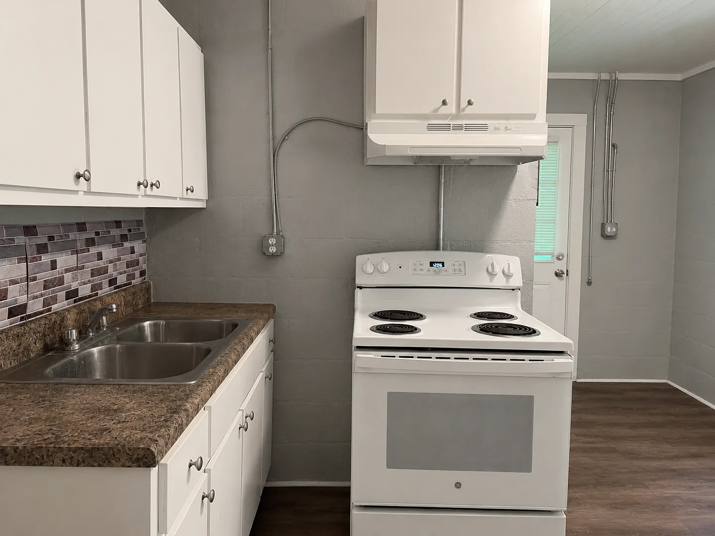 723 Byron Road — Photo 4