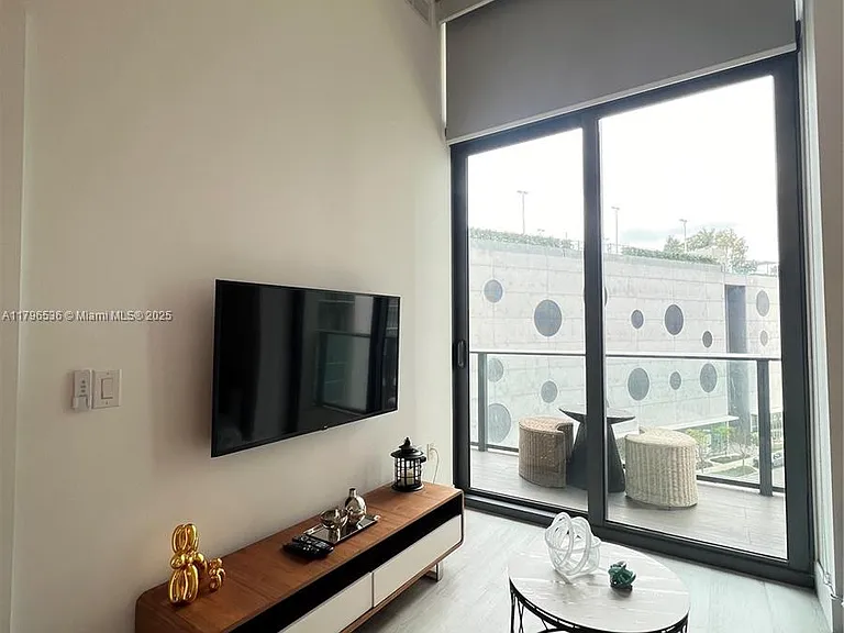501 NE 31st St #402 — Photo 7