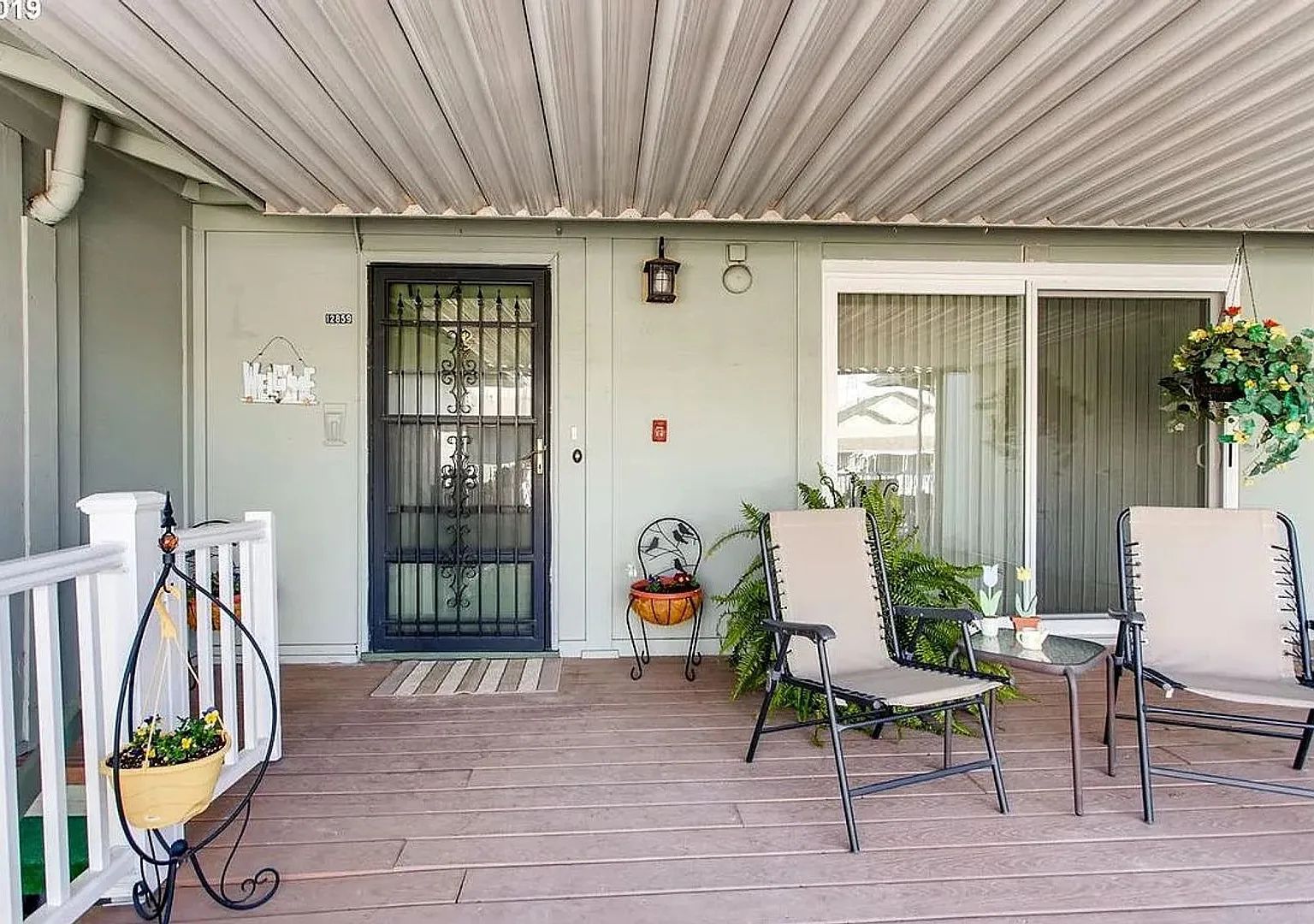 Updated Top-Floor 2 Bedroom Condo with Open Layout, Updated Kitchen & Spacious Balcony — Photo 3