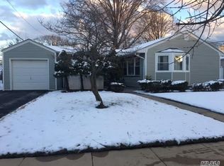 833 Prescott St, Valley Stream, NY 11580