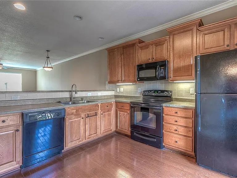 2804 Lake Ave — Photo 3