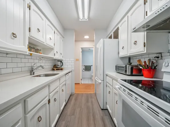 8770 Laurel St #202, Vancouver, BC V6P 3V6