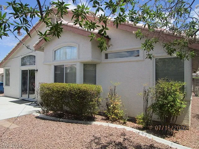 3 bed, 2.0 bath, 1838 sqft, $2,165 — Photo 4