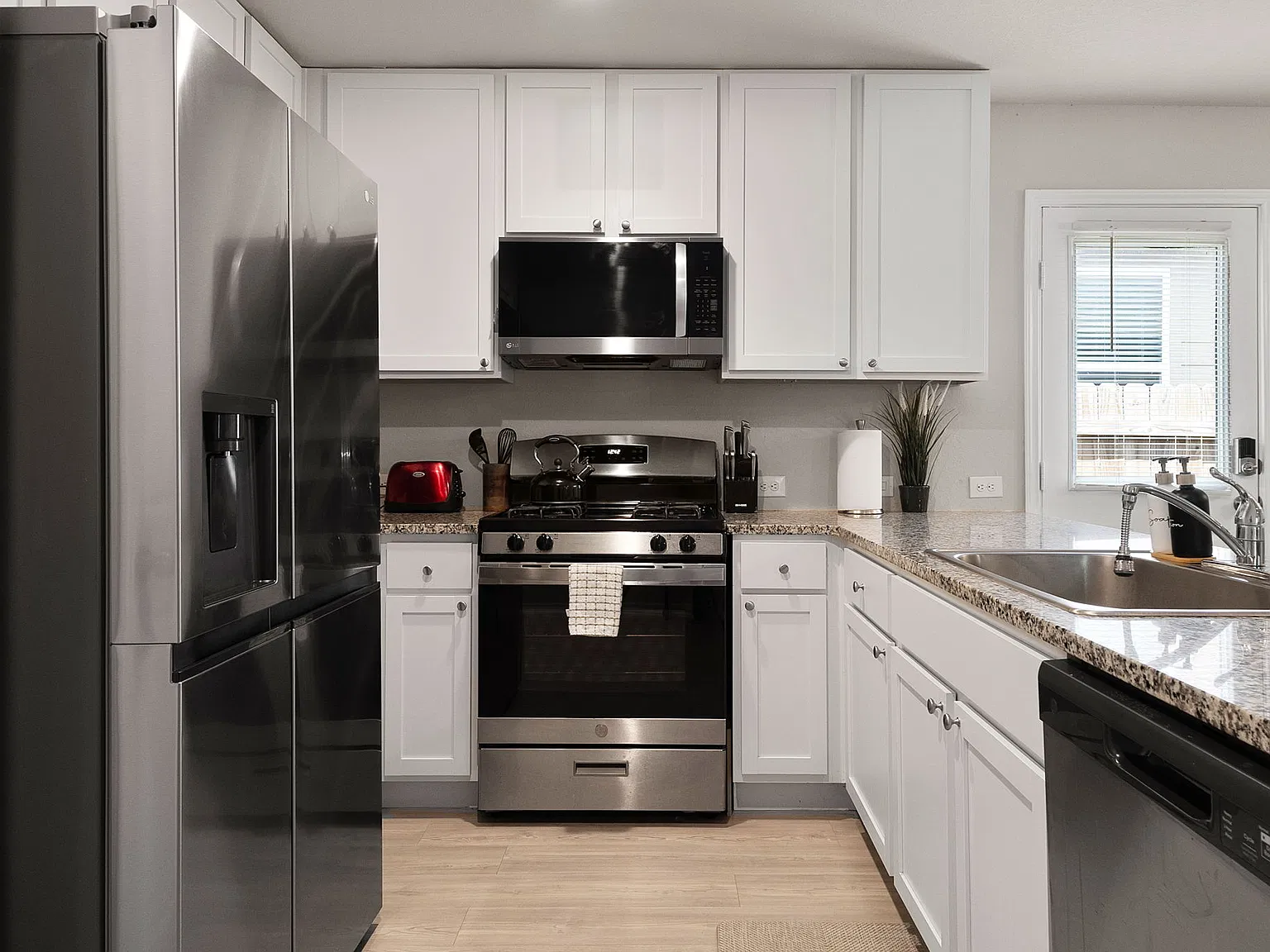 3 bed, 1450 sqft, $2,999 — Photo 3