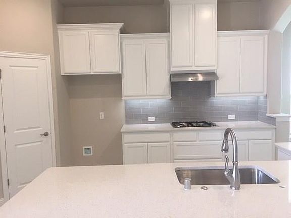 3rd image of 1012 Putman Dr