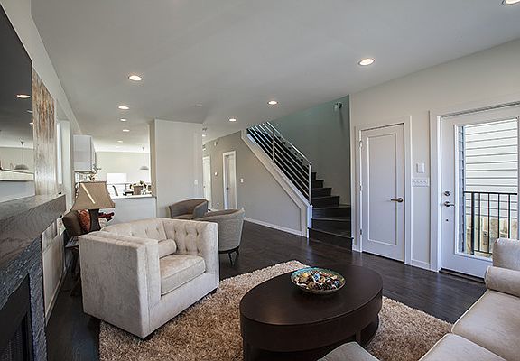 3rd image of 2851 N Avers Ave