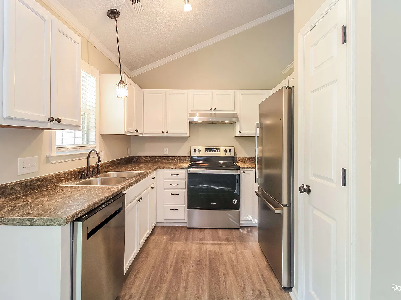 3 bed, 2.0 bath, 1604 sqft, $1,790 — Photo 2