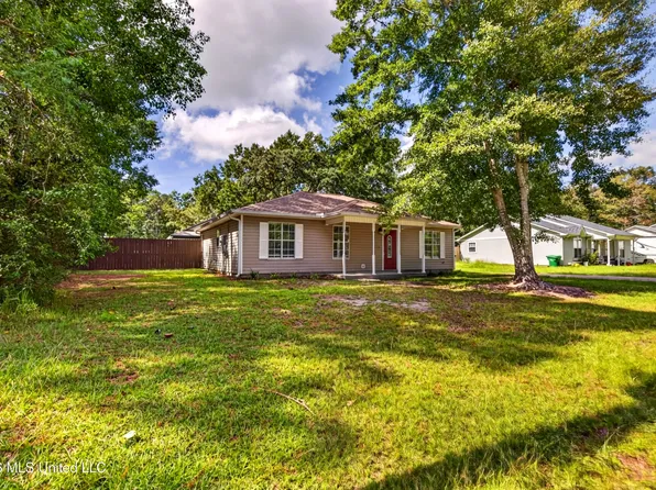 809 Peach St, Ocean Springs, MS 39564