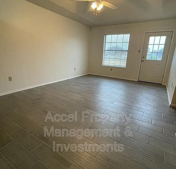 1605 River Bend Dr — Photo 2